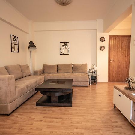 Central Escape Appartement Kalamáta Buitenkant foto