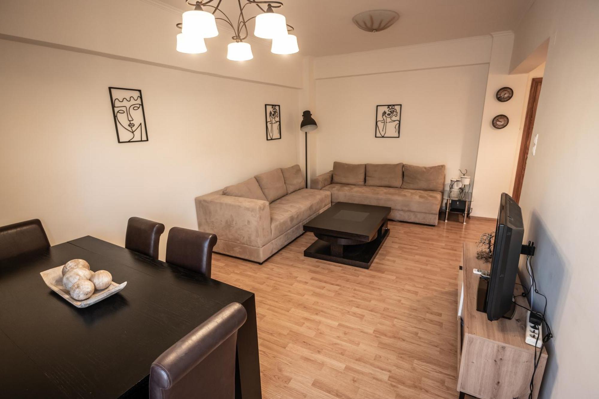 Central Escape Appartement Kalamáta Buitenkant foto