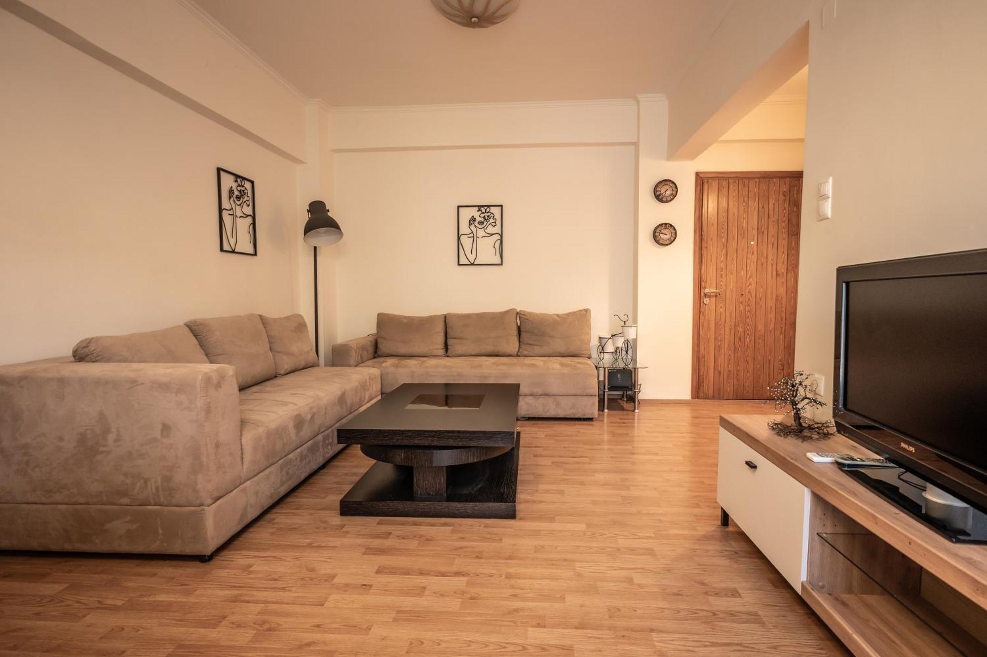 Central Escape Appartement Kalamáta Buitenkant foto